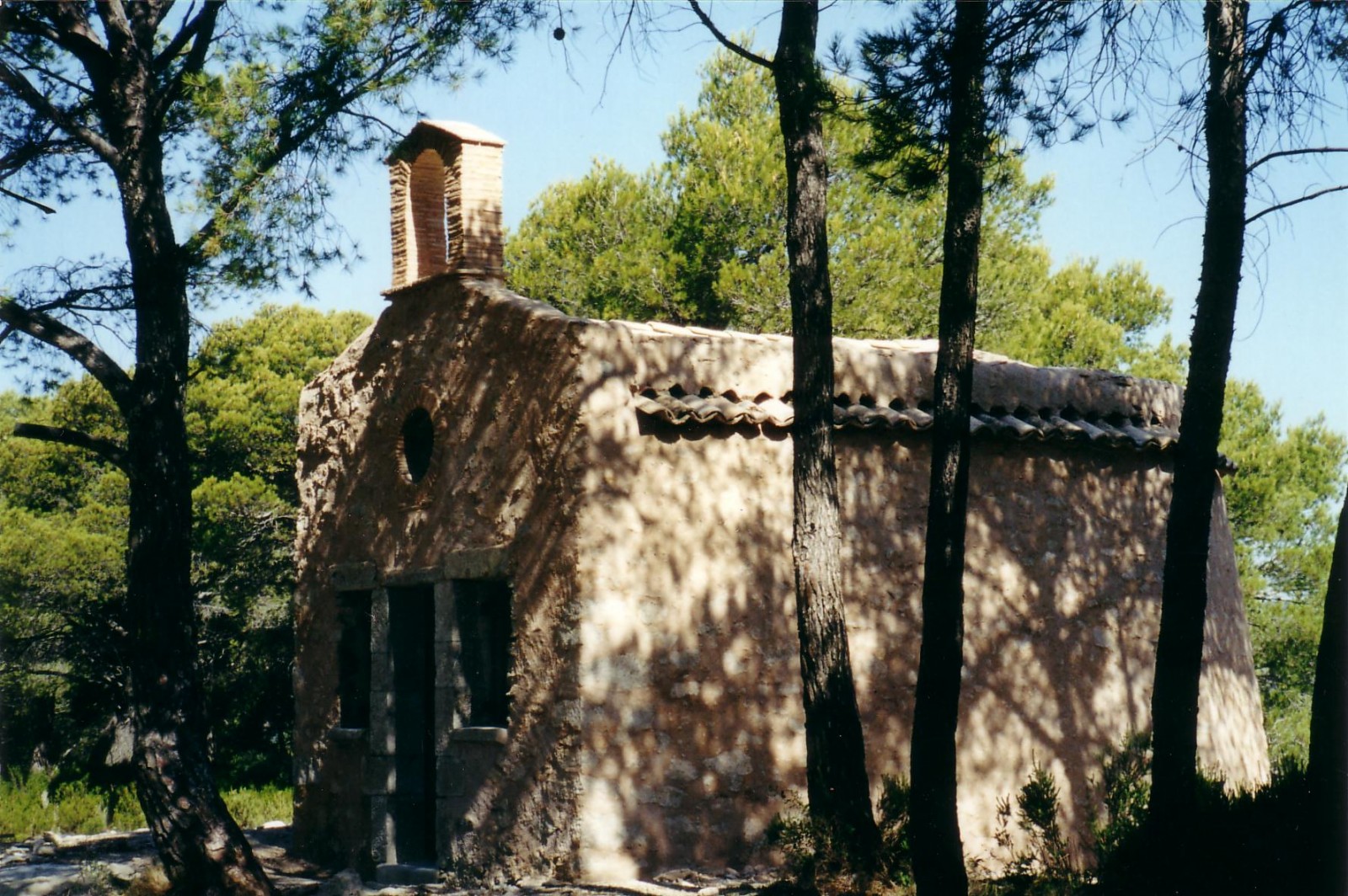 Chapelle Sainte Croix dans la forêt du Défends