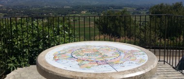 Vue panoramique à partir de la table d'orientation de La Cadière