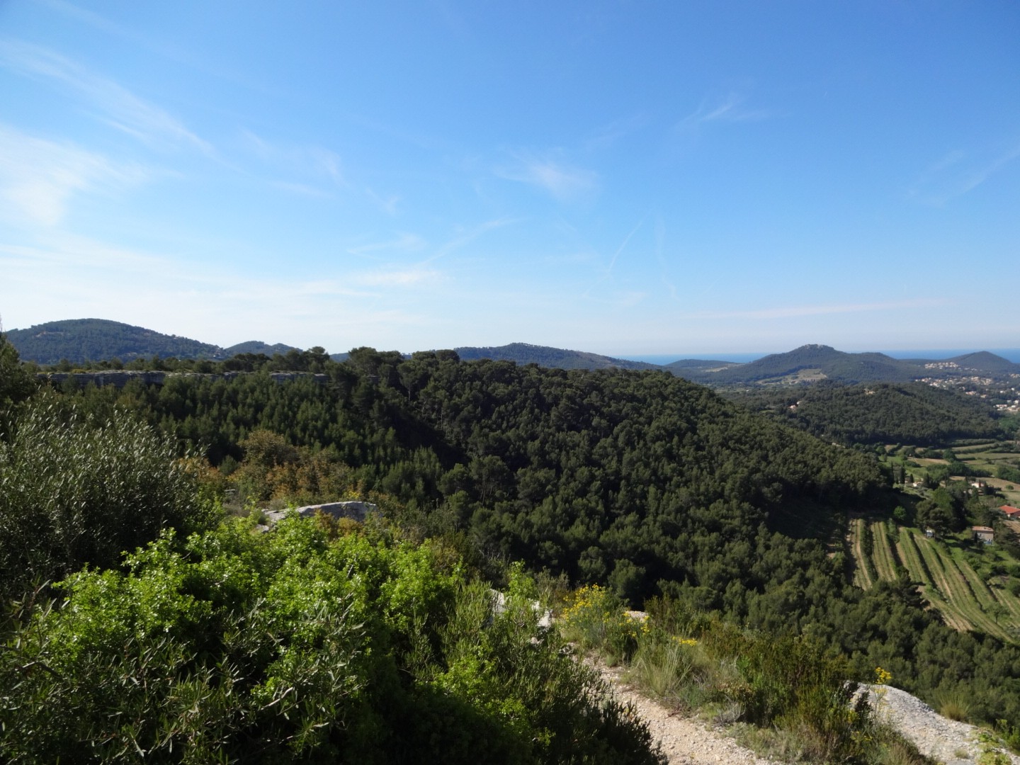 Vue panoramique et Monument de la Paix de La Cadière