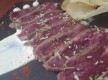 Tataki de presa con mayonesa de lima y cuente de yuca