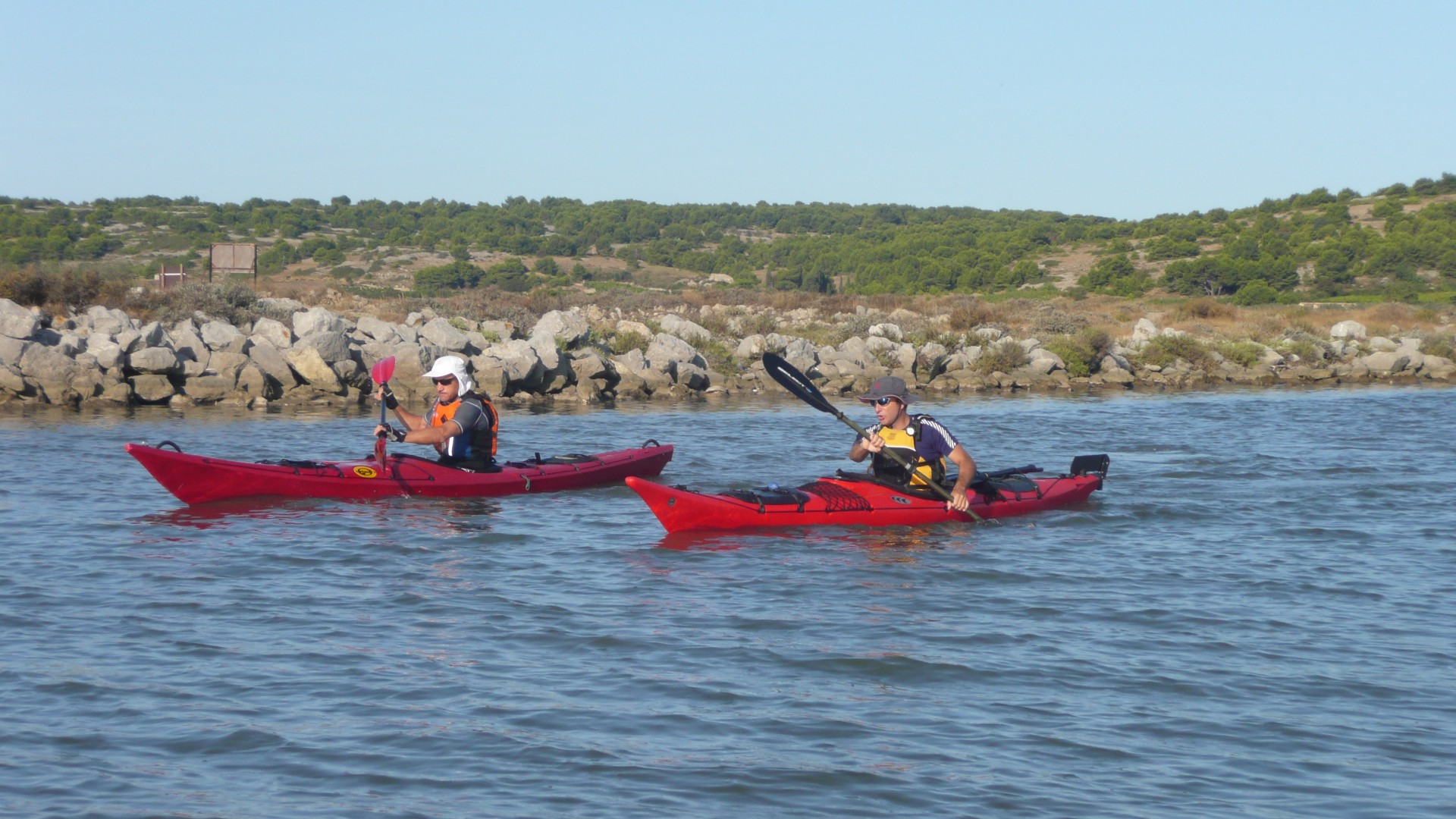 Testez le canoë en duo et partez en balade au cœur des étangs de Gruis