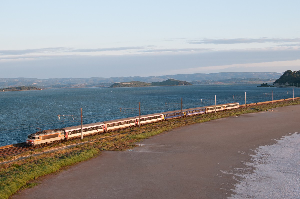 Un train entre mer, canal et lagune