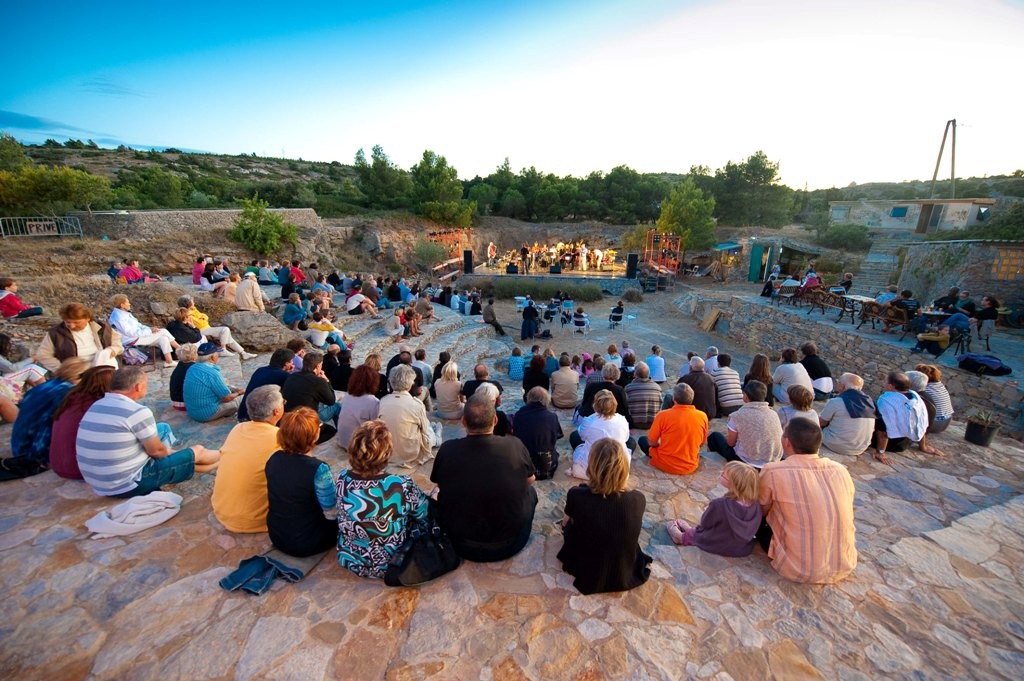 Un théâtre en garrigue