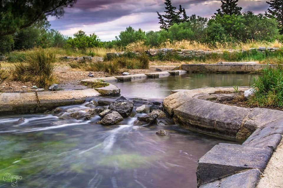 Un lavoir aux pierres bleues