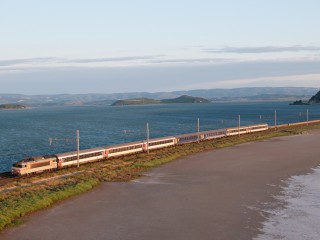 Un train entre mer, canal et lagune