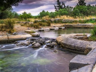 Un lavoir aux pierres bleues